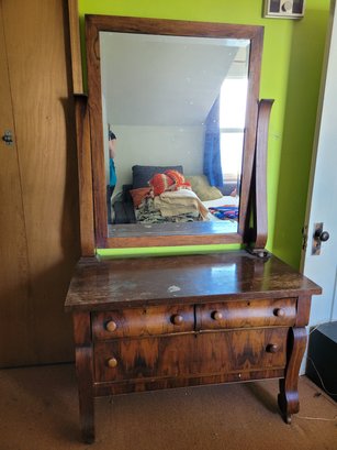 R10 Dresser With Vanity Mirror