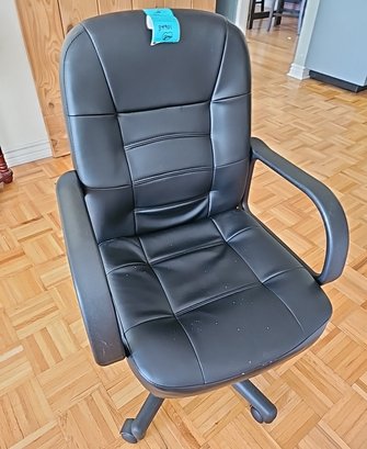 R1 Black Adjustable Desk Chair