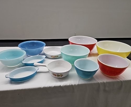 BNH Lot To Include Pyrex Bowls And Corning Ware