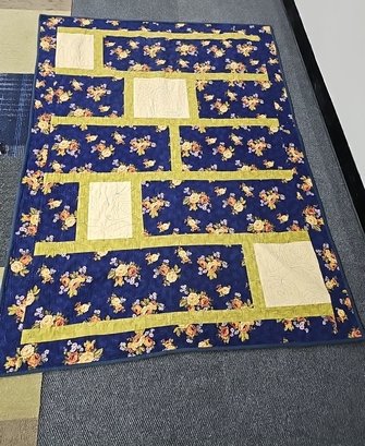 BNH Lot To Include Blue Floral Print Medium Quilt