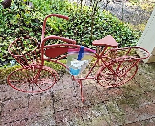R00 Lot To Include Red Metal Bicycle For Garden Or Home Decor