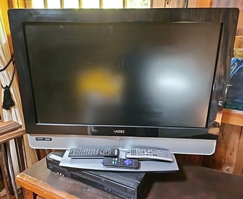 R9 Vizio 31in TV With Sony Dvd/VHS Player And Remotes