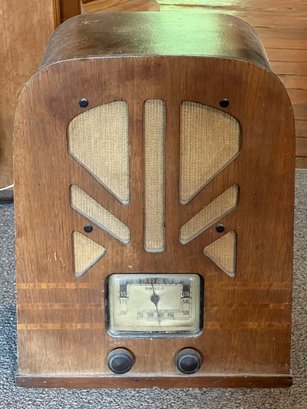 R5 Philco Vintage Tabletop Radio.  Unknown If Working.