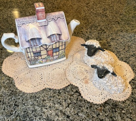 R2 Sadler Anne Hathaway Cottage Teapot To Include Two Decorative Sheep And Doilies