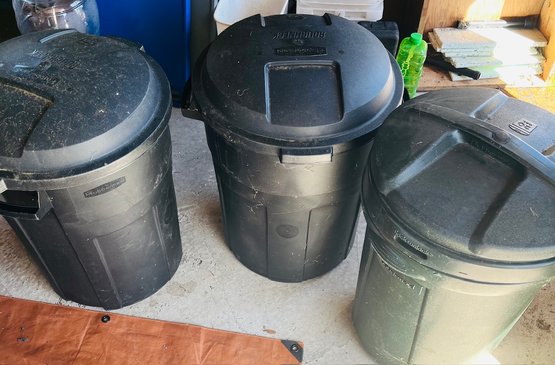 R0 Lot Of Three Rubbermaid 20 Gallon Garbage Cans Containers Trash