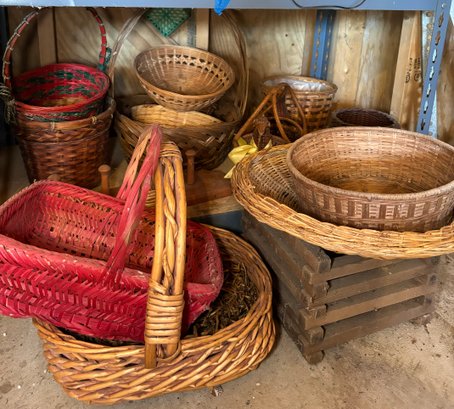 R0 Whicker Basket Lot And Miscellaneous Decor