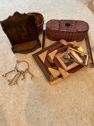 R8 Set Of Wooden Frames In My Various Sizes, Wooden Display, Wooden Bucket, Wicker Basket, Five Golden Keys