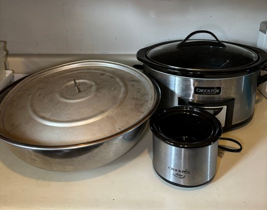 R7 Two Crock Pots Lot To Include A Large Mixing Bowl With Lid