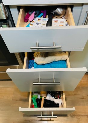 R5 Three Drawers To Include Kitchen Utensils ,kitchen Towels, And Small Snack Plates