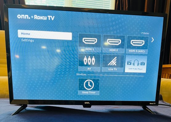 R7 ONN. 100012589 32' 720P HD Roku Smart TV With Remote