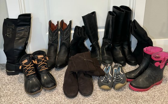 R1 Boots Lot To Include Brand Such As Sperry, Juicy, Genuine Leather Cowgirl Boots And Cougar, Mostly In W10