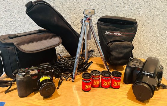 R7 Lot Of Olympus Digital Cameras With Bags, Extra Rolls Of Film, Tripod Camedia, IS-1
