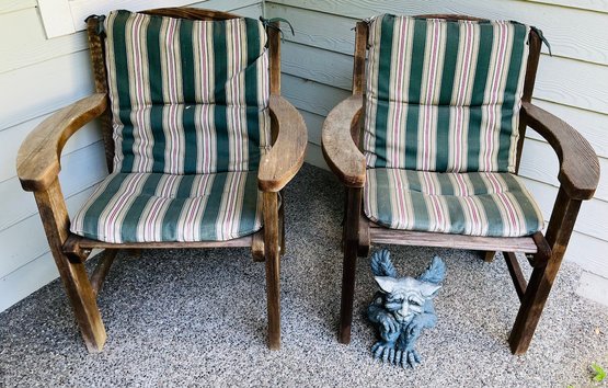 R00 Two Wooden Patio Chairs With Cushions And Gargoyle Statue