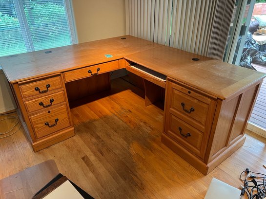 R6 Large Solid L Shaped Desk. Full Extension Drawers, Dove Tailed, Key Included