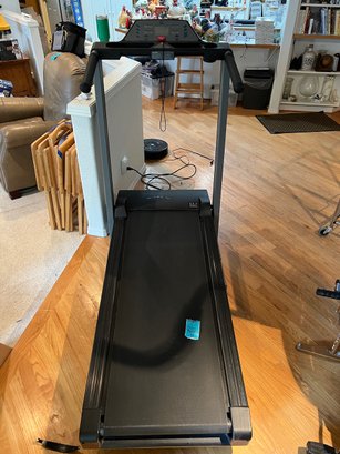 R6 Encore 1500 Keys Folding Treadmill.  Worked At Time Of Lotting