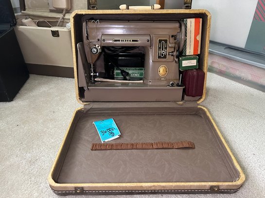 R1 Vintage Singer Sewing Machine In Hard Case With Accessories