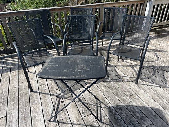 R00 Six Metal Outdoor Chairs And A Weathered Plastic And Metal Folding Side Table