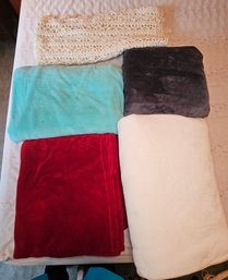 R9 Assortment Of Throws, Heated, And Plush Blankets