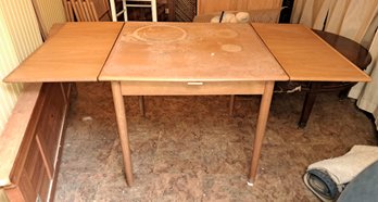 Wood Extending Dinning Room Table.