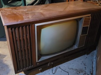 RM10 Zenith Vintage Color TV Model Number Z4541-5