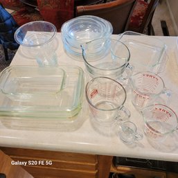 Rm4 Assorted Sized Pyrex Brand Bakeware, Mixing Bowls And Measuring Cups