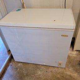 R1 Holiday Househole Chest Freezer