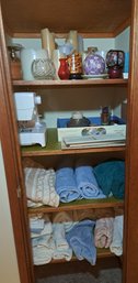 R10 Closet With Singer Promise 2 Sewing Machine Missing Cord, Assortment Of Candles,  Vases And Towels