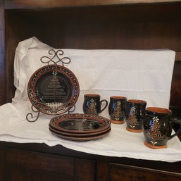 R2 K&K Interiors Inc Set Of 4 Coffee Mugs, 9 1/2' Plates And 15' Decorative Plate Stand