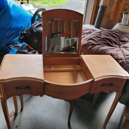 R0 Vintage Vanity With Mirror, 2 Drawers And A Bench