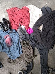 R0 Assortment Of Womens Clothes Including Pants, Shorts, And Shirts Size XL-2XL
