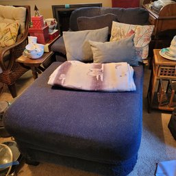 R1 Chaise Lounge With Pillows And Throw Blanket