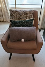 R1 Accent Chair With 3 Pillows