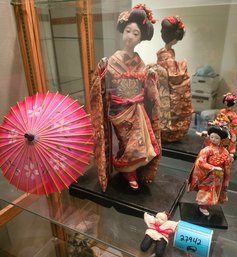 R3 Three Asian Dolls, Paper Parasol, And 2 Stands