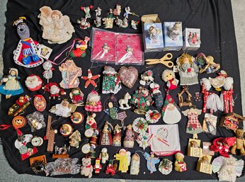 R7 Lot Includes A Variety Of Ornaments, Holiday Decor, And Other Small Items