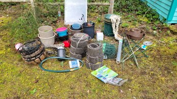 R00 Assorted Gardening Items Including Plastic Pots, Metal Hanging Baskets, Edge Borders, Staples And More