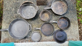 R0 Set Of Cast Iron Pots And Pans In Various Sizes Including Lodge, Cracker Barrel Brands And Unknown Brands