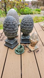 R00 Set Of Garden Finials In Assorted Sizes And A Stone Frog