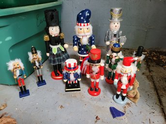 R0 Collection Of Nutcracker Soldiers And Other Assorted Christmas Decorations