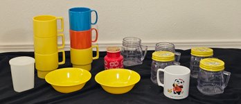 R3 Two SiLite Stackable Plastic Mugs With Four Unbranded Yellow Stackable Mugs, Two Yellow Texas-Ware Bowls, F