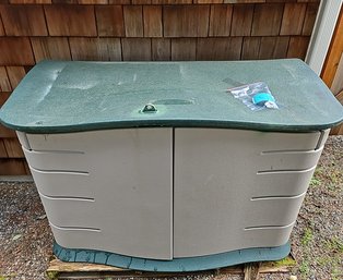 R00 Outdoor Rubbermaid Container