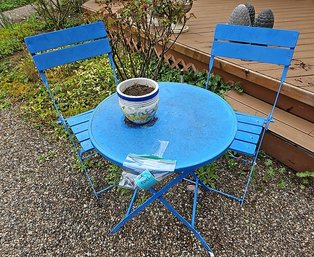 R00 Blue Outdoor Metal Table And Chairs With Pot And Soil