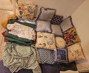 R12 Lot To Include Variety Of Pillows And Blankets