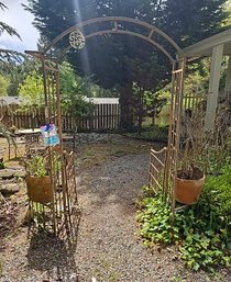 R00 Lot To Include Metal Trellis And Item Hanging From It Only