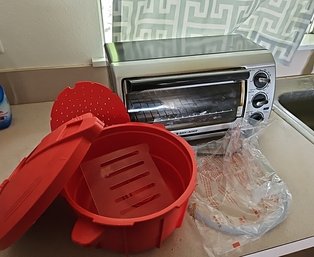 R1 Lot To Include Black & Decker Toast-r-oven And Red Steamer