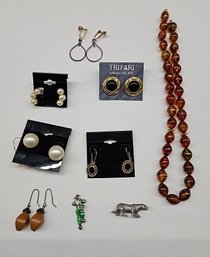 BNH Lot To Include Vintage Jewelry Including Earrings And Necklace