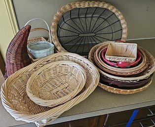 R1 Fifteen Decorative Wicker Baskets Of Different Sizes