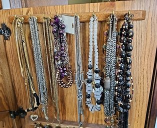 R9 First Lot Of Costume Jewelry Including Men's And Women's Necklaces