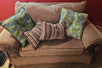 R6 Small Couch With Four Additional Pillows