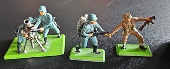 R5 Three 1971 Britain's Ltd Deetail Small Soldier Figurines