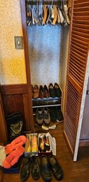 R6 Small Closet Of Shoes, Hangers, Mittens, And Shoe Rack